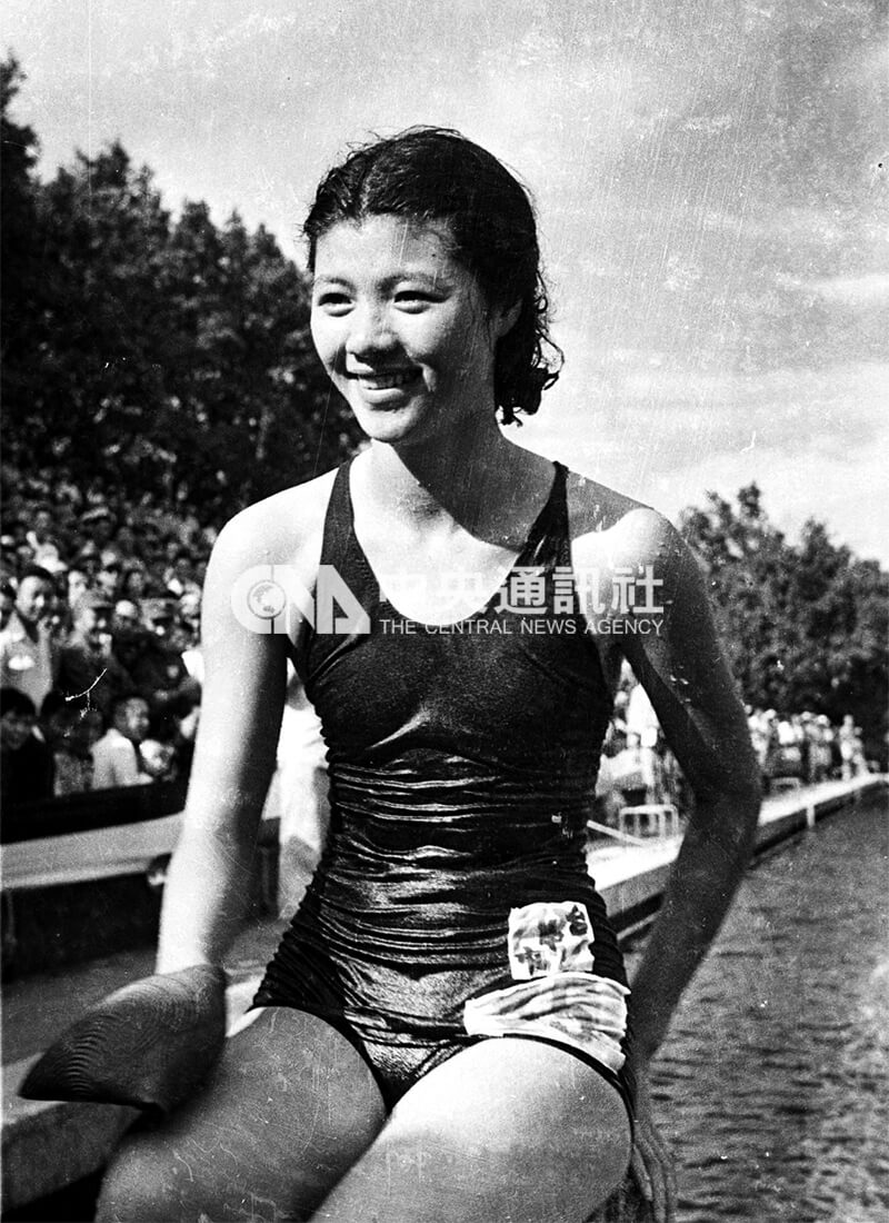 第8屆省運游泳錦標賽，台中市女泳將陳惠珠勇奪女子仰式100公尺金牌及自由式100公尺銅牌。她已是連續3屆參加省運的常勝軍，擁有不少運動迷。中央社沈鑫南攝　42年10月29日