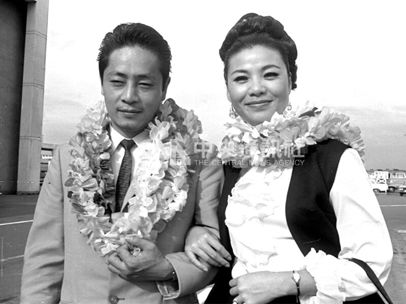 旅日舞蹈家陳惠珠（右）偕其夫婿、日本空手道協會本部師範五段淺井哲彥（左）搭機返國省親。中央社記者陳漢中攝　58年6月5日