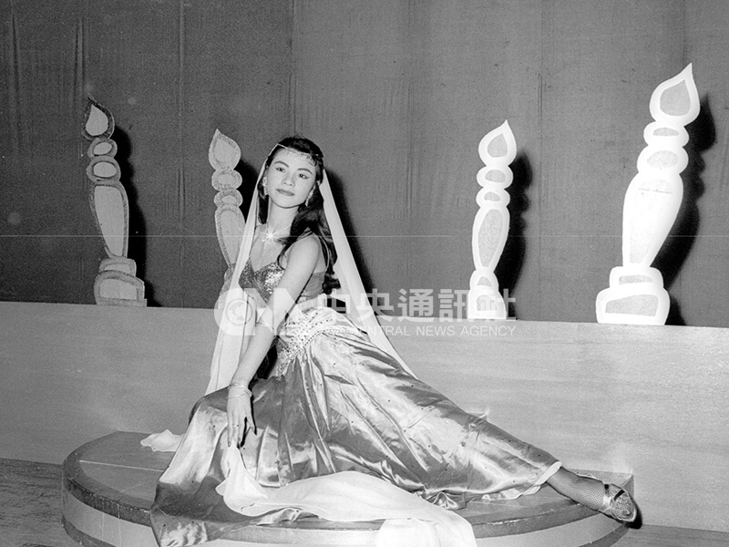 舞壇影壇雙棲明星陳惠珠，在台北市中山堂舉行個人現代舞表演會，由影星魏平澳、林沖以及她的學生多人協助演出。中央社記者陳永魁攝　48年12月6日