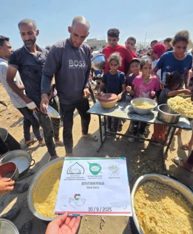 熱食援助加薩活動現場宣傳單上印有3個標誌：土耳其滿納海學校、台北清真寺，和慈濟基金會。三個組織跨越宗教和地區，合力為遭受無情戰火蹂躪的加薩民眾，帶來一絲生存和復原的希望。（胡光中提供）中央社記者施婉清開羅傳真　115年4月29日