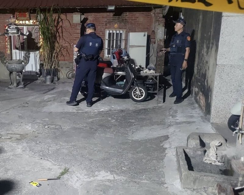 高雄市政府警察局湖內分局員警說明，29日凌晨1時許獲報，指稱湖內區中正路發生持刀傷人案件，立即派遣快打警力趕赴現場處置。（高雄市政府警察局湖內分局提供）中央社記者張已亷傳真　115年4月29日