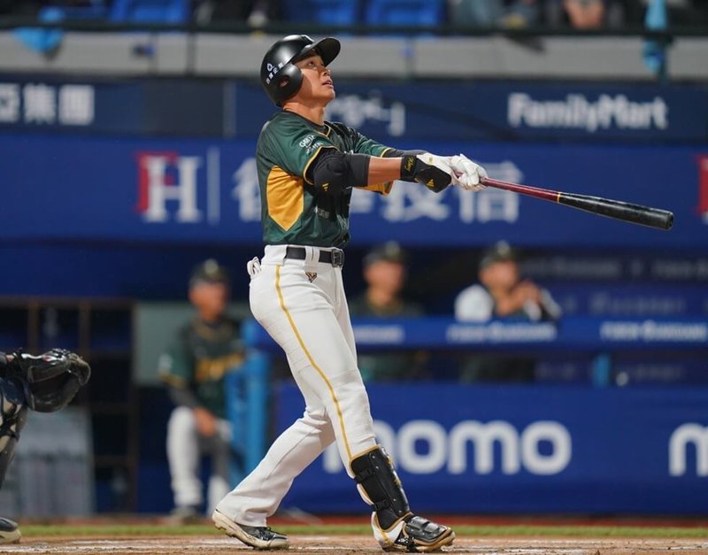 中華職棒台鋼雄鷹隊「大王」王柏融（圖）29日在新莊棒球場，6局上從富邦悍將隊先發投手陳品宏手中敲出右外野陽春砲，達成生涯百轟。（台鋼雄鷹隊提供）中央社記者蘇志畬傳真　115年4月29日