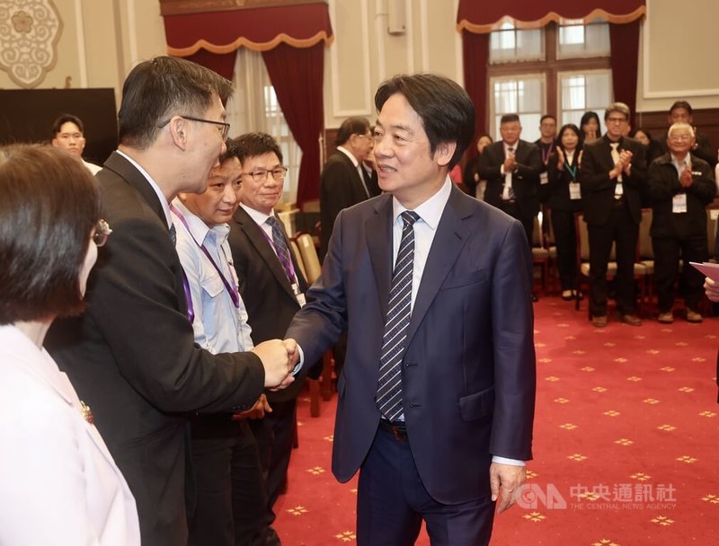 總統賴清德（前右）30日在總統府接見「115年全國模範勞工、全國模範移工及其眷屬或陪同人員」，一一握手致意，感謝百工百業勞工朋友的付出。中央社記者張皓安攝　115年4月30日