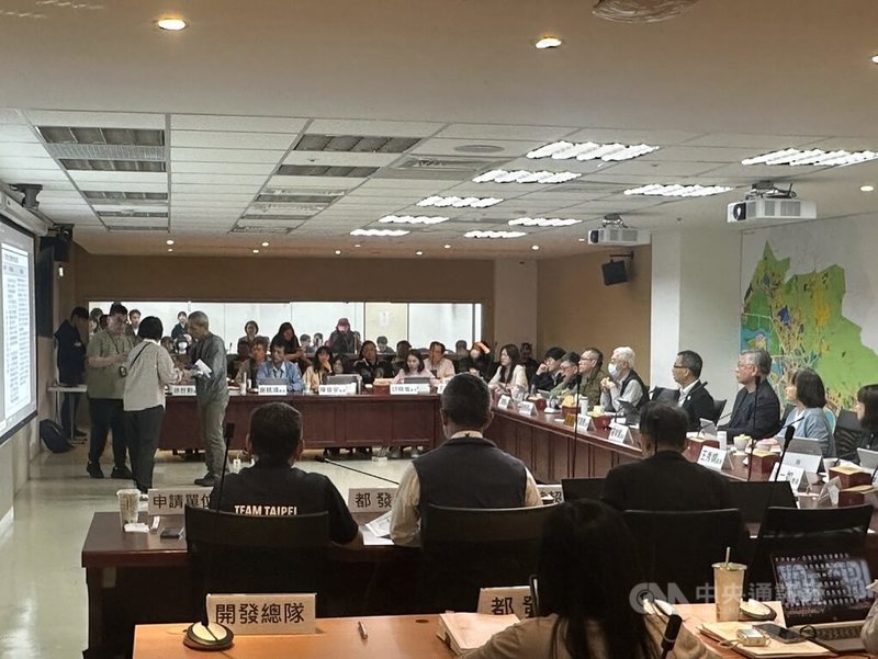 台北市都市計畫委員會30日審議「擬定台北市社子島地區細部計畫案」，聚焦修正區段徵收原則等6項，最終都委會拍板通過，市府預估6月底送內政部審議。圖為都委會審議情形。中央社記者劉建邦攝　115年4月30日