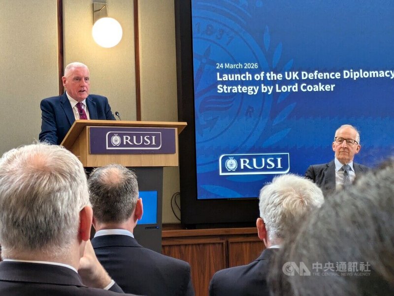 英國國防副大臣寇克（台上講者）3月下旬發布英國政府首部「國防外交戰略」。他回應聽眾提問時指出，維護台海航行自由對英國十分重要。中央社記者陳韻聿倫敦攝　115年4月30日