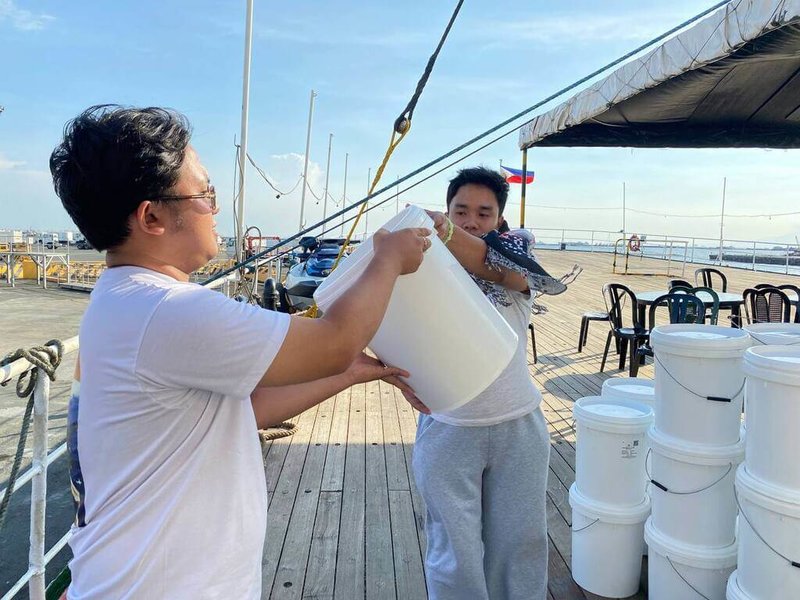 菲律賓民團「這是我們的」聯盟30日啟程前往中業島，準備向島上居民、漁民補給燃料、糧食等日常必需品，在島上漁民面對外來壓力之際，表達支持。（民團這是我們的提供）中央社記者林行健馬尼拉傳真　115年4月30日