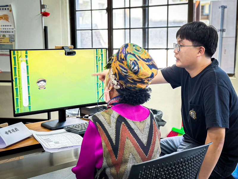 國立中山大學攜手高雄醫學大學、雲林科技大學及高雄科技大學，跨校AI創新團隊陪長輩一邊唱KTV、一邊完成全方位口腔健檢。團隊至屏東霧台鄉文化健康站幫長輩口腔健檢，讓長輩們在歡笑聲中完成復健運動。（中山大學提供）中央社記者林巧璉傳真 115年4月30日