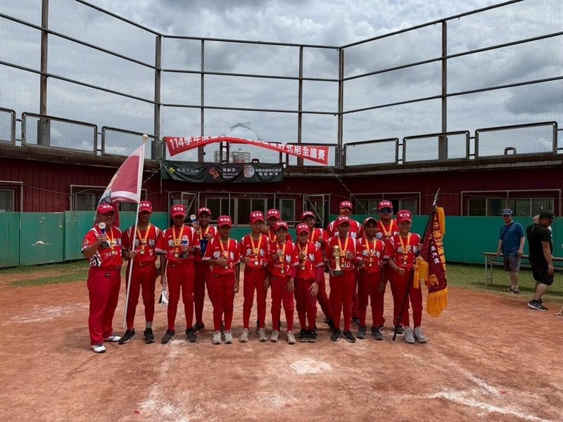 台中市德芙蘭國小棒球隊參加114學年度國小棒球運動聯賽軟式組，29日在冠軍戰中成功擊敗對手，勇奪冠軍，寫隊史最佳紀錄。（民眾提供）中央社記者趙麗妍傳真　115年4月30日