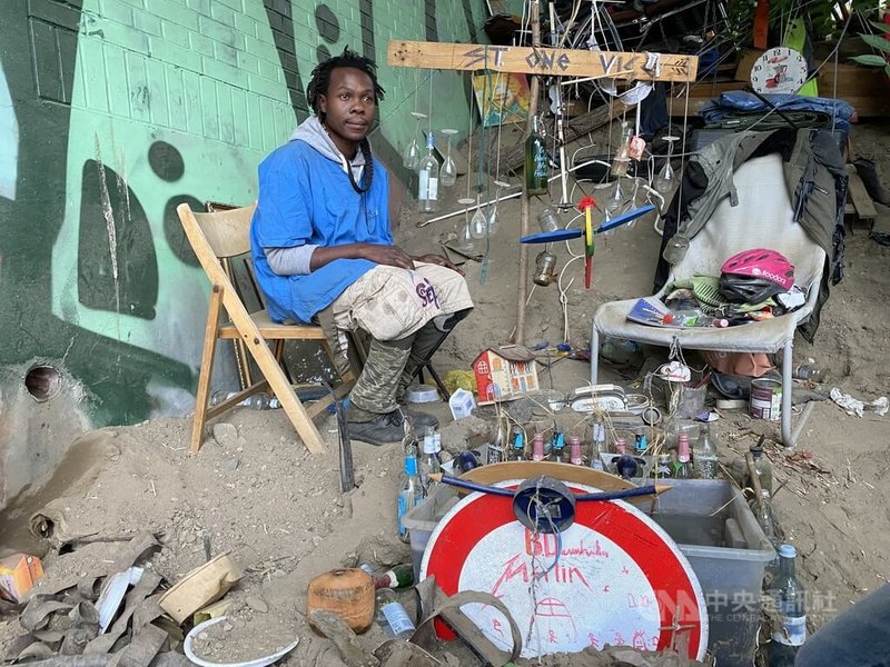 柏林莫德森橋橋下，來自東非的Jessie過往坐在自己搭建的空間中，周圍擺滿以拾得物改造的裝置與日常用品。中央社記者林尚縈柏林攝　115年4月30日