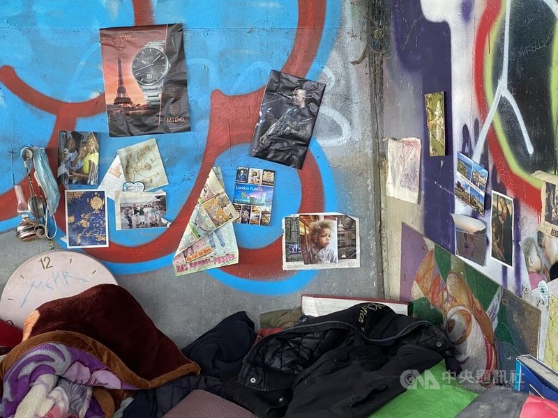 柏林街友Jessie睡覺之處貼滿他心愛之物，有明信片、故鄉的風景，還有莫三比克家人及同住一個城市的前妻與女兒的照片。中央社記者林尚縈柏林攝　115年4月30日