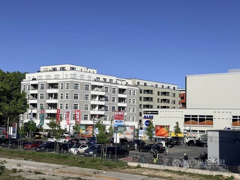 柏林住房需求短缺，東柏林近年新建案不斷，士紳化過程中也抹除了許多人曾經在此地生活的痕跡。圖為柏林莫德森橋旁新進駐的超市。中央社記者林尚縈柏林攝　115年4月30日