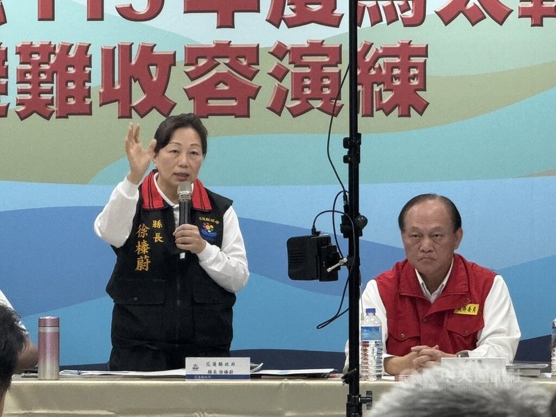 花蓮縣政府30日在光復鄉舉行馬太鞍溪堰塞湖防災演練，上午進行兵棋推演，花蓮縣長徐榛蔚（左）於演練後提供意見。右為行政院政務委員季連成。中央社記者張祈攝　115年4月30日