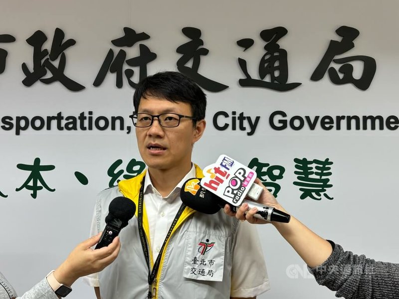 台北市交通局30日舉辦記者會，停車管理工程處機電科長許捷翔表示，5月起加入「停車查詢一站式服務」會員並開通防汛簡訊功能，就可享有堤外停車首單免費優惠。中央社記者陳昱婷攝　115年4月30日