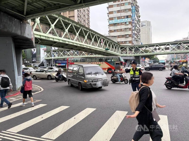 北市警方表示，因勞動節連假將至，中山北路、忠孝西路口等100處重要路口崗位，30日將提前於下午4時派員到崗疏導。（台北市警察局交通警察大隊）中央社記者黃麗芸傳真 115年4月30日