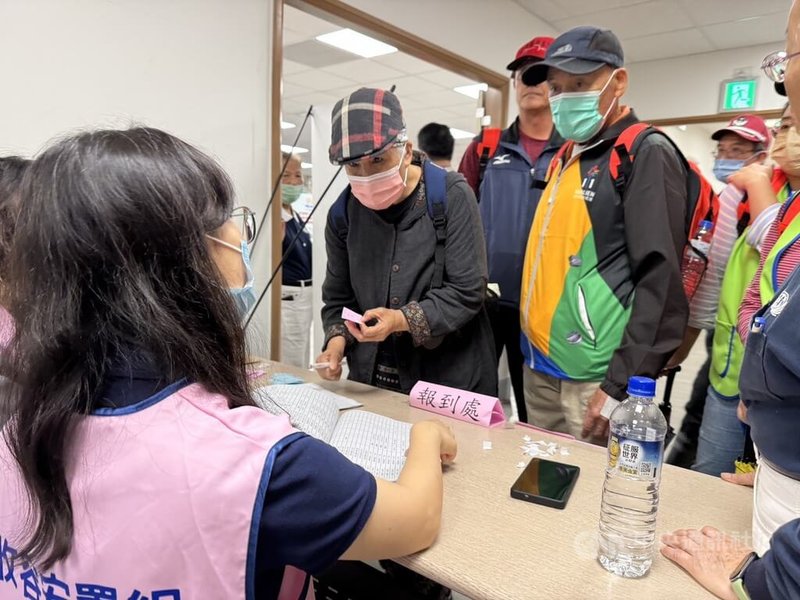 花蓮縣政府30日與光復鄉、鳳林鎮及萬榮鄉公所，舉行堰塞湖災害疏散避難演練，民眾陸續前往收容處所。圖為光復鄉公所收容報到處。中央社記者張祈攝　115年4月30日