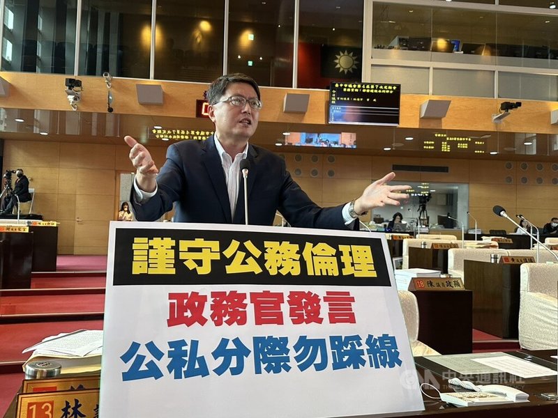 台中市副市長鄭照新29日下午在臉書發文挺立法院長韓國瑜。民進黨籍台中市議員林德宇（圖）30日在市議會要求，政務官上班時間要謹守公務倫理。中央社記者趙麗妍攝 115年4月30日
