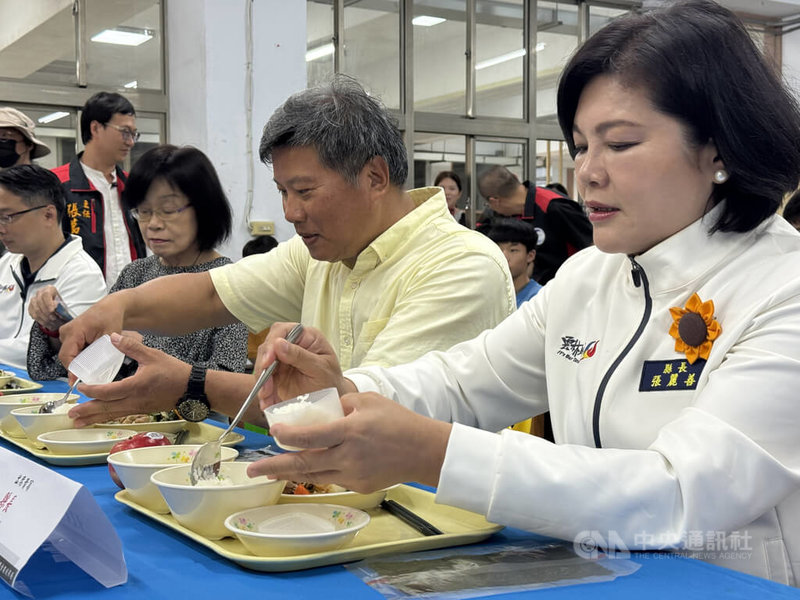 雲林縣政府教育處30日辦理雲林縣校園每週1次有機米供餐記者會，縣長張麗善（右1）與學生揉飯糰，見證食農教育成果，也期盼號召更多企業投入資源，共同撐起校園營養午餐的守護傘。中央社記者姜宜菁攝　115年4月30日