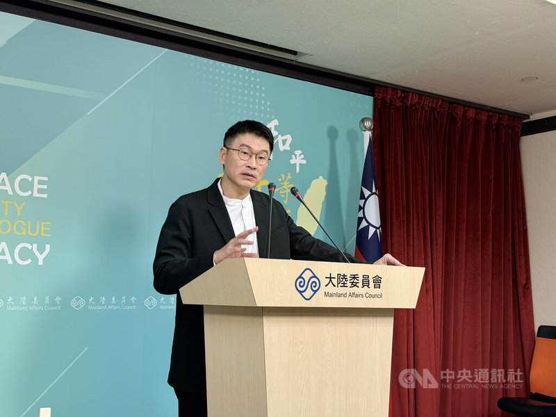 一名中國籍學生依親在台就學，透過繁星考上台大卻不能入學。陸委會副主委兼發言人梁文傑30日在記者會表示，該個案的問題在於「喪失以未成年子女的身分隨父母在台灣暫時居留的資格」。中央社記者廖文綺攝　115年4月30日