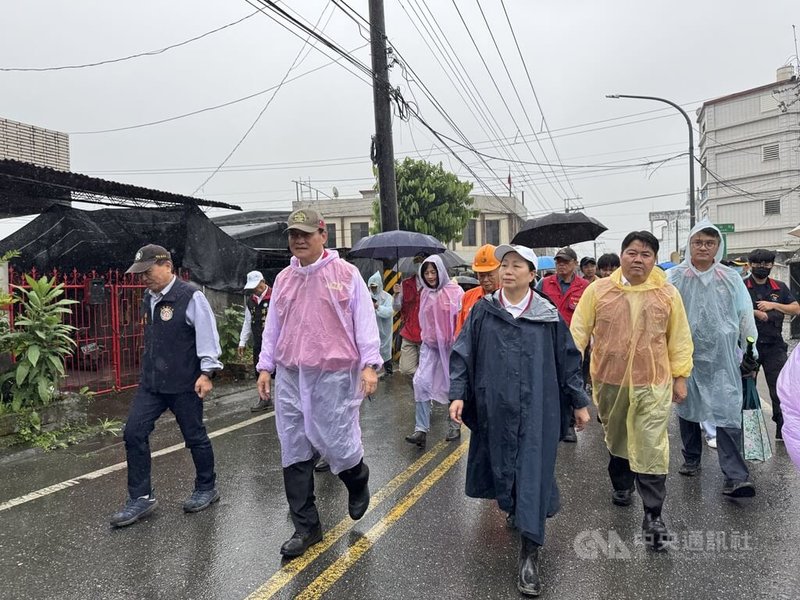 花蓮縣政府30日在光復鄉舉行堰塞湖防災演練，行政院政務委員季連成（前排左2）、花蓮縣長徐榛蔚（前排左3）視察撤離狀況。中央社記者張祈攝　115年4月30日