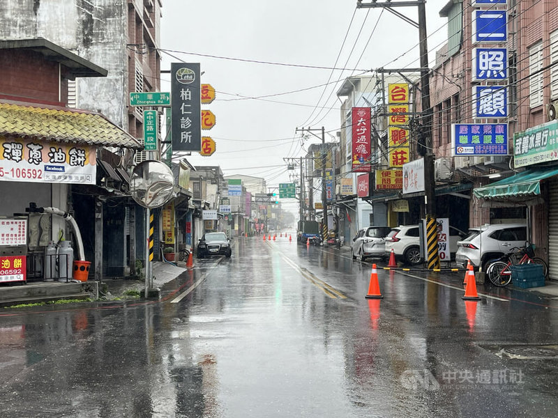 花蓮縣政府30日在光復鄉舉行堰塞湖防災演練，模擬溢流潰決，下游3鄉鎮逾4000名保全戶疏散避難，管制區人車淨空。中央社記者張祈攝　115年4月30日