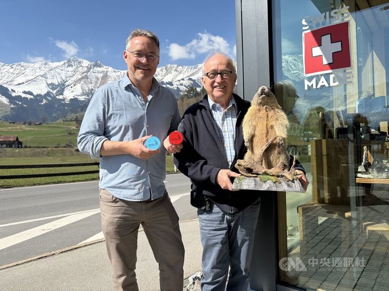 因為珍惜家鄉與土地文化，瑞士地方創生企業puralpina負責人施密德意外開啟一條地方創生之路。圖為施密德（Andreas Schmid）（右）及長子希瓦（Silvan Schmid）（左）合影。中央社記者郭芳君蘇黎世攝　115年4月30日