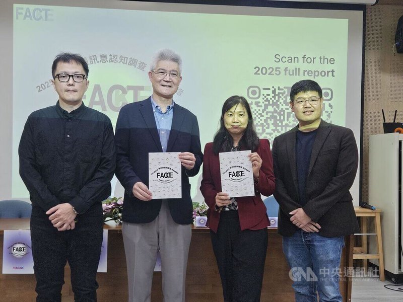 2025年假訊息大調查成果發布會30日下午在台北舉行，台大新聞所教授洪貞玲（右2）、所長謝吉隆（左）、公視董事長胡元輝（左2）等人出席。中央社記者陳婕翎攝  115年4月30日