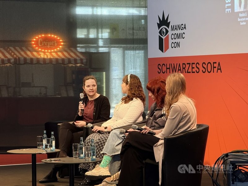 德中譯者莫曼妮（左）2026年於萊比錫書展受邀參與座談，分享德中翻譯經驗。她長期關注台灣文化，結合翻譯與教學，不僅將台灣文學帶給讀者，也帶進德國中學課堂。中央社記者林尚縈柏林攝　115年4月30日