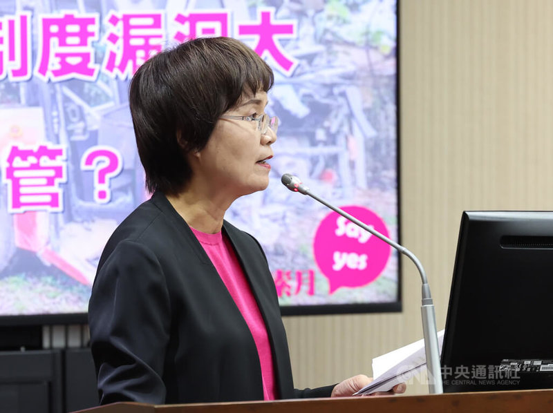 立法院交通委員會30日審查行政院公共工程委員會、交通部等單位預算。民進黨立委陳素月(圖)質詢時關心今年3月南投縣杉林溪森林生態渡假園區1輛園區電動接駁車墜落邊坡,釀駕駛與乘客共1死7傷事故。中央社記者張新偉攝 115年4月30日