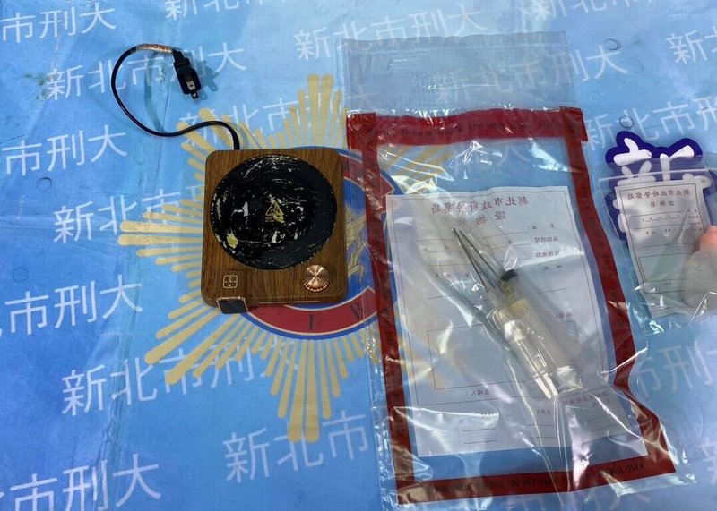 新北市政府警察局刑事警察大隊30日表示,在板橋區破獲毒品依托咪酯(俗稱喪屍煙彈)分裝場,邱姓主嫌為提升吸食口感,添加冰淇淋及焦糖風味香精,吸引年輕族群購買。圖為針筒等相關證物。(新北市刑大提供)中央社記者黃旭昇傳真 115年4月30日