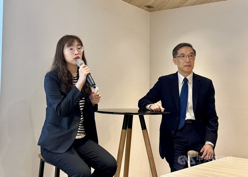 富邦金30日舉行交流活動，分析全球經濟情勢變化，提醒中東戰火、央行貨幣政策與關稅為當前經濟風險。圖為富邦金控首席經濟學家羅瑋（右）與經濟學家邱郁潔（左）。中央社記者蘇思云攝　115年4月30日