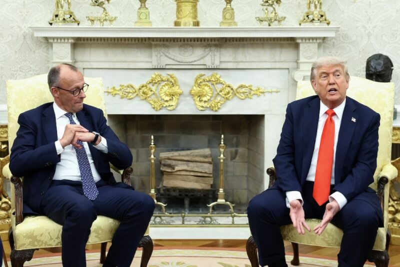 圖為去年6月5日美國總統川普（右）與德國總理梅爾茨（左）在白宮會談。（路透社）