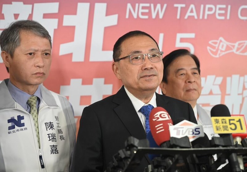 新北市長侯友宜（前中）30日接受聯訪表示，國防預算儘速協商、審查，專業的問題就交給國防部，他全力支持保衛台灣；國防預算不要低於國內生產毛額（GDP）的3%。左為勞工局長陳瑞嘉。（新北市府新聞局提供）中央社記者黃旭昇傳真  115年4月30日