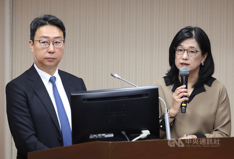杉林溪遊園車墜谷釀死傷。立法院交通委員會30日審查行政院公共工程委員會、交通部等單位預算。交通部觀光署長陳玉秀（右）表示，會在年底前提出相關管理的指引，供各地方政府及單位等參考。左為交通部長陳世凱。中央社記者張新偉攝 115年4月30日