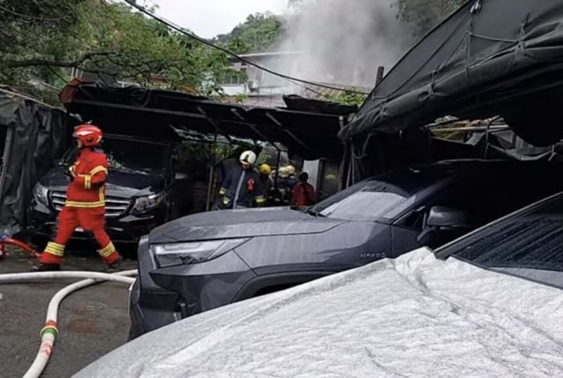 台北市信義區一處鐵皮屋30日發生火警，警消獲報到場救出租客，但已明顯死亡，起火原因仍待調查。（翻攝照片）中央社記者黃麗芸傳真 115年4月30日