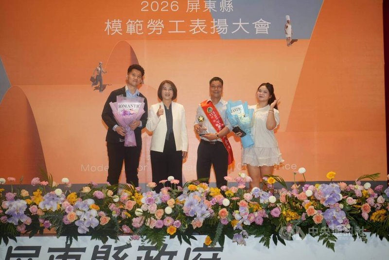 2026屏東縣模範勞工表揚大會30日舉行，獲選的移工吳文全（右2）來自越南，來台工作已12年，領導能力優秀，開心接受屏東縣長周春米（左2）表揚。中央社記者黃郁菁攝　115年4月30日