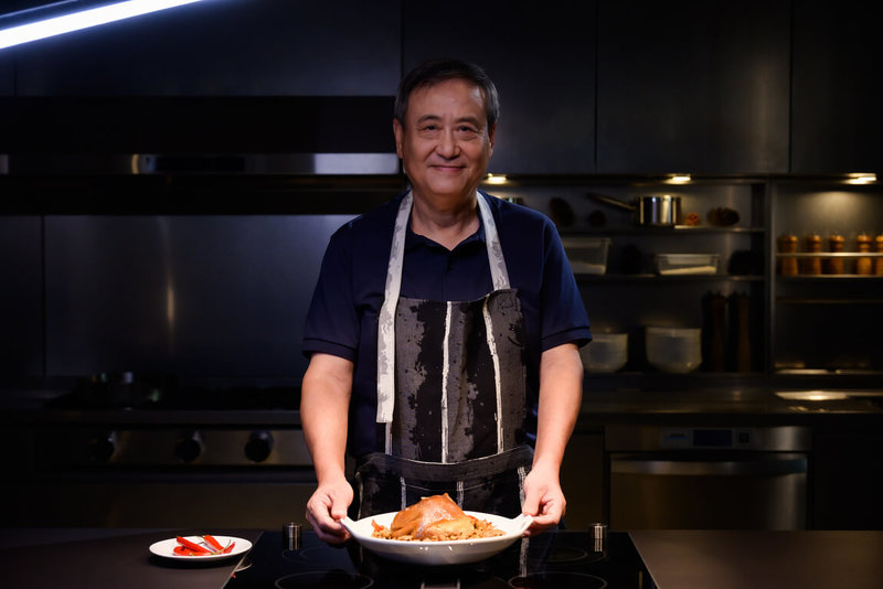 台中市一家賣場5月2日將邀請導演李崗（圖）分享成長記憶中的家常料理，並於現場親自示範，活動開放民眾自由參與。（中陽集團提供）中央社記者蘇木春傳真　115年4月30日