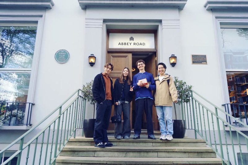 樂團告五人赴歐洲舉辦「Run，Run，Run！黑夜狂奔」演唱會，特別帶著新專輯跟台灣泡麵送給曾在艾比路錄音室合作的在地夥伴。（相信音樂提供）中央社記者王心妤傳真　115年4月30日