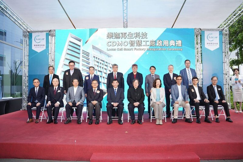 再生醫療委託開發暨製造服務（CDMO）廠樂迦再生科技在竹北建置「智慧細胞工廠」，為整合自動化與智慧化製程最完整的細胞治療生產基地，縣長楊文科（前左3）30日出席啟用典禮。（新竹縣政府提供）中央社記者郭宣彣傳真　115年4月30日