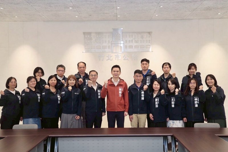 新竹縣竹北市公所30日表示，竹北公務人員編制人數為106人，扣除留職停薪等因素後，實質運作人力僅84人，每人平均需負擔服務2600人，人力吃緊，將爭取擴編。前中為竹北市長鄭朝方。（竹北市公所提供）中央社記者郭宣彣傳真 115年4月30日