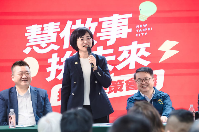 民進黨新北市長參選人蘇巧慧（中）30日正式公布競選組織架構，競辦總幹事吳秉叡（右）、民進黨副秘書長何博文（左）出席與會。（蘇巧慧競辦提供）中央社記者曹亞沿傳真　115年4月30日