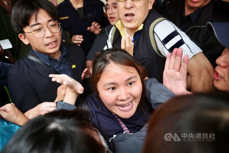 台北市都市計畫委員會30日審議社子島細部計畫草案修正,社子島自救會成員下午集結於市府大門,企圖進入發言,與維持秩序的員警發生推擠。中央社記者王飛華攝 115年4月30日