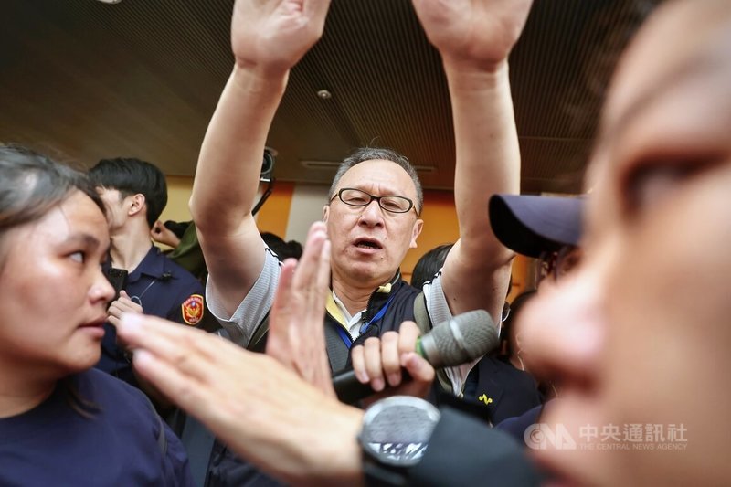 台北市都市計畫委員會30日審議社子島細部計畫案,反對區段徵收的自救會集結抗議,質疑市府未依據內政部決議妥善溝通,要求停審,並與現場警方發生推擠。中央社記者王飛華攝 115年4月30日