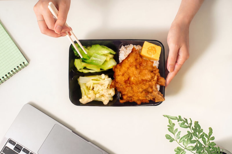 台鐵30日發布新聞稿表示，將在雙北推出「團訂台鐵便當環保外送」服務，提供3款台鐵便當經典口味。（台鐵提供）中央社記者余曉涵傳真　115年4月30日