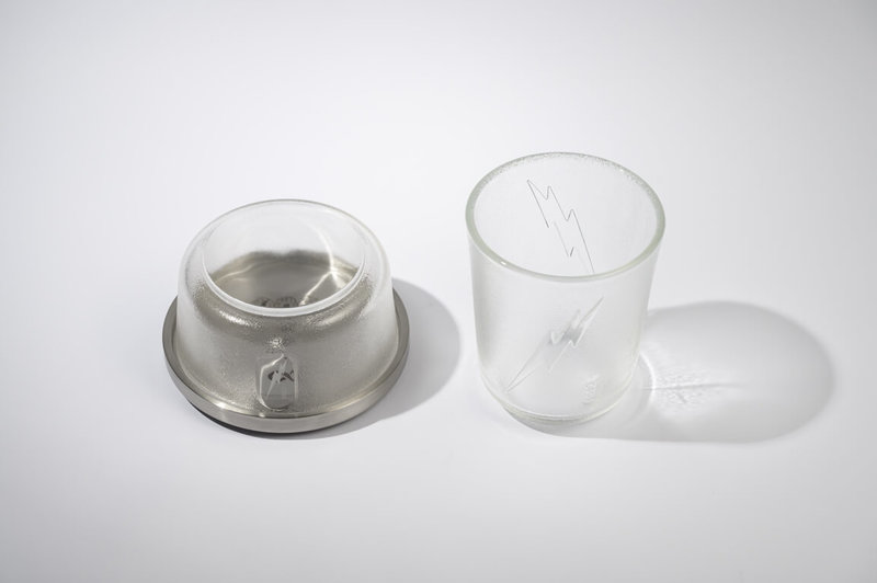 台電「退役電表再製計畫」收集全台5000具完成歷史任務的機械電表，將其玻璃蓋拆解重新熔製，變身家庭餐桌上的時尚杯碗，並以電力專用單位為靈感，取名為「千千杯」與「瓦瓦碗」。（台電提供）中央社記者曾智怡傳真　115年4月30日