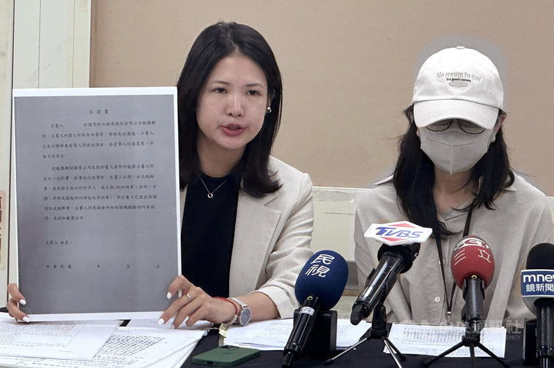 國票證券副董事長陳冠如遭控霸凌職員，民進黨台北市議員林亮君（左）30日陪同陳情人出面，指國票證券內部認定「職場不法侵害成立」但擬翻案，要求簽屬的承諾書提到須撤回當時申訴內容。中央社記者劉建邦攝　115年4月30日