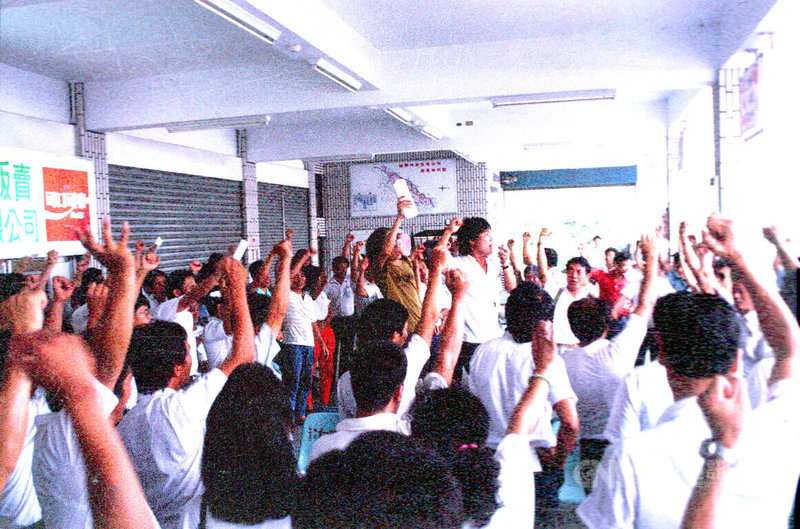 中央社主辦「感光．客家：推動時代前行的集體顯影」展，將於5月3日起在中正紀念堂登場，帶來100餘幅影像，圖為1988年苗栗客運罷工事件現場。中央社　115年4月30日