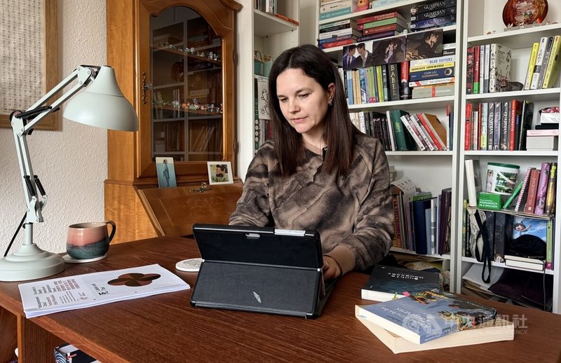 德國教師莫曼妮設計的中學哲學課教材封面，以台灣文化為主題。教材同時提供給已被中國制裁的歐洲最大中國研究智庫「墨卡托中國研究中心」（MERICS）成立的教育平台使用，望有更多德國學生藉此更深入認識台灣。中央社記者林尚縈柏林攝　115年4月30日