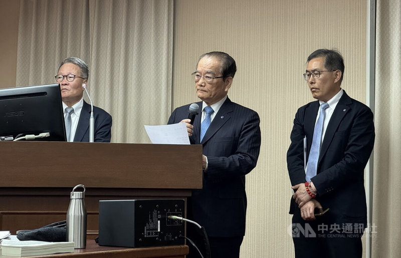 台鐵董事長鄭光遠（中）30日在立法院交通委員會備詢時表示，針對北車商場經營權提前洩密部分，調查結果最快2週出爐。中央社記者余曉涵攝　115年4月30日