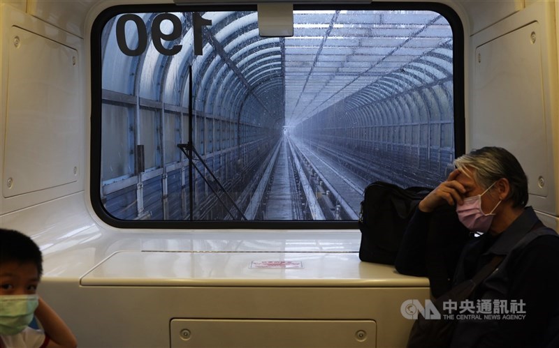 圖為民眾搭乘台北捷運文湖線。（中央社檔案照片）