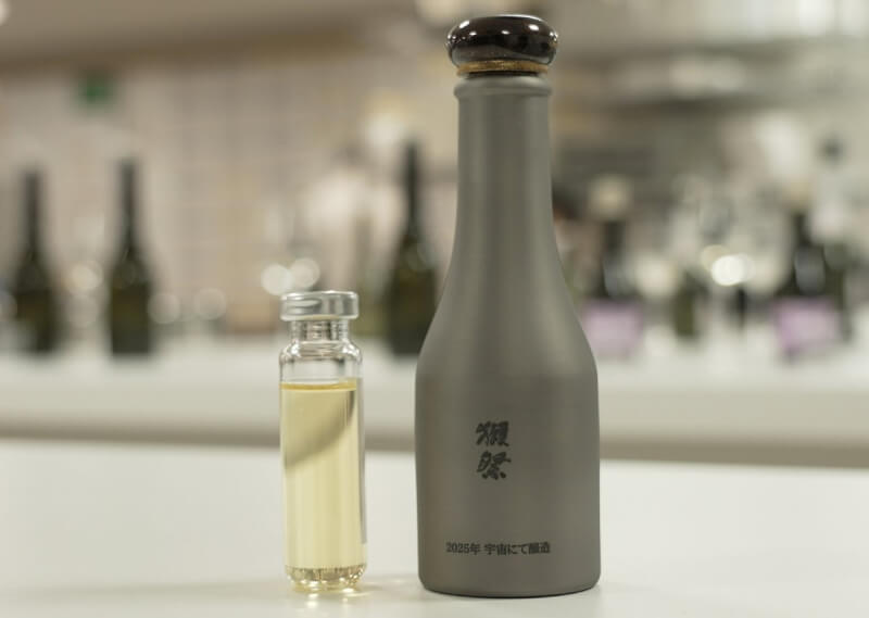 日本清酒製造商「獺祭」與航太公司三菱重工業合作，在太空中釀造一小瓶日本清酒。（圖取自x.com/MHI_GroupJP）